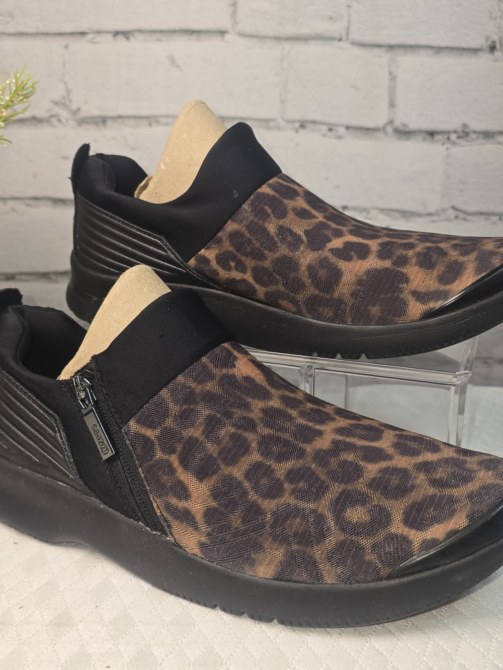 BZEES WOMENS AXIS LEOPARD PRINT SLIP ON WALKING SHOE BLACK BROWN SIDE ZIP 8.5